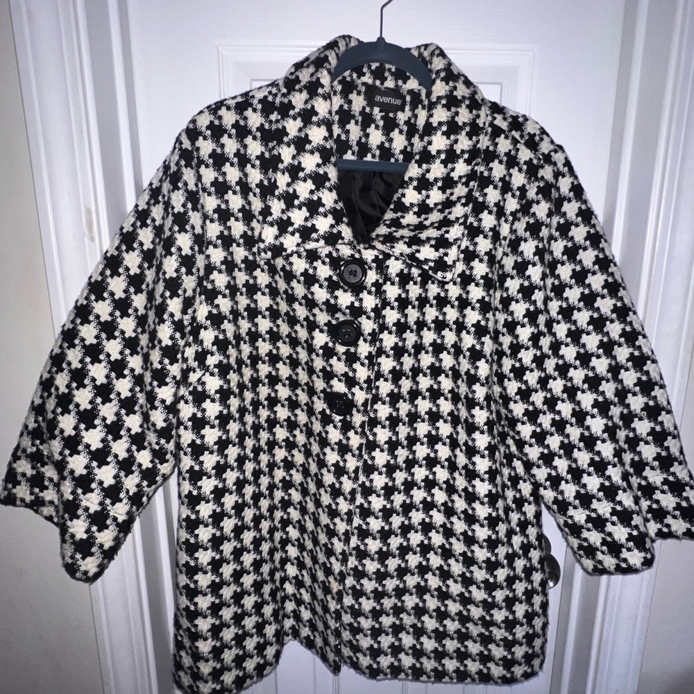 Avenue Woman’s 3 button blazer/jacket
